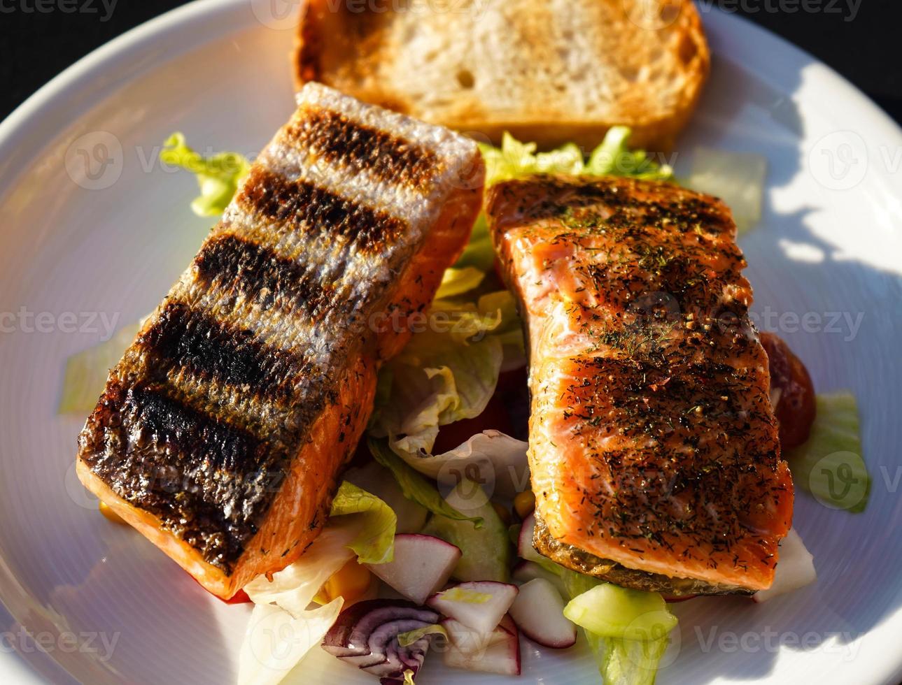 Filete de trucha salmón fresco con hierbas especias y ensalada para barbacoa foto