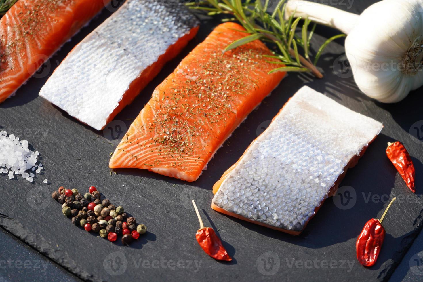 Filete de trucha salmón fresco con hierbas especias y ensalada para barbacoa foto