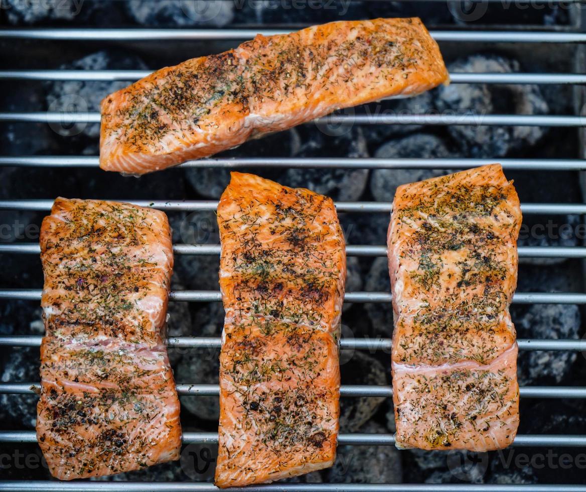 Filete de trucha salmón fresco con hierbas especias y ensalada para barbacoa foto