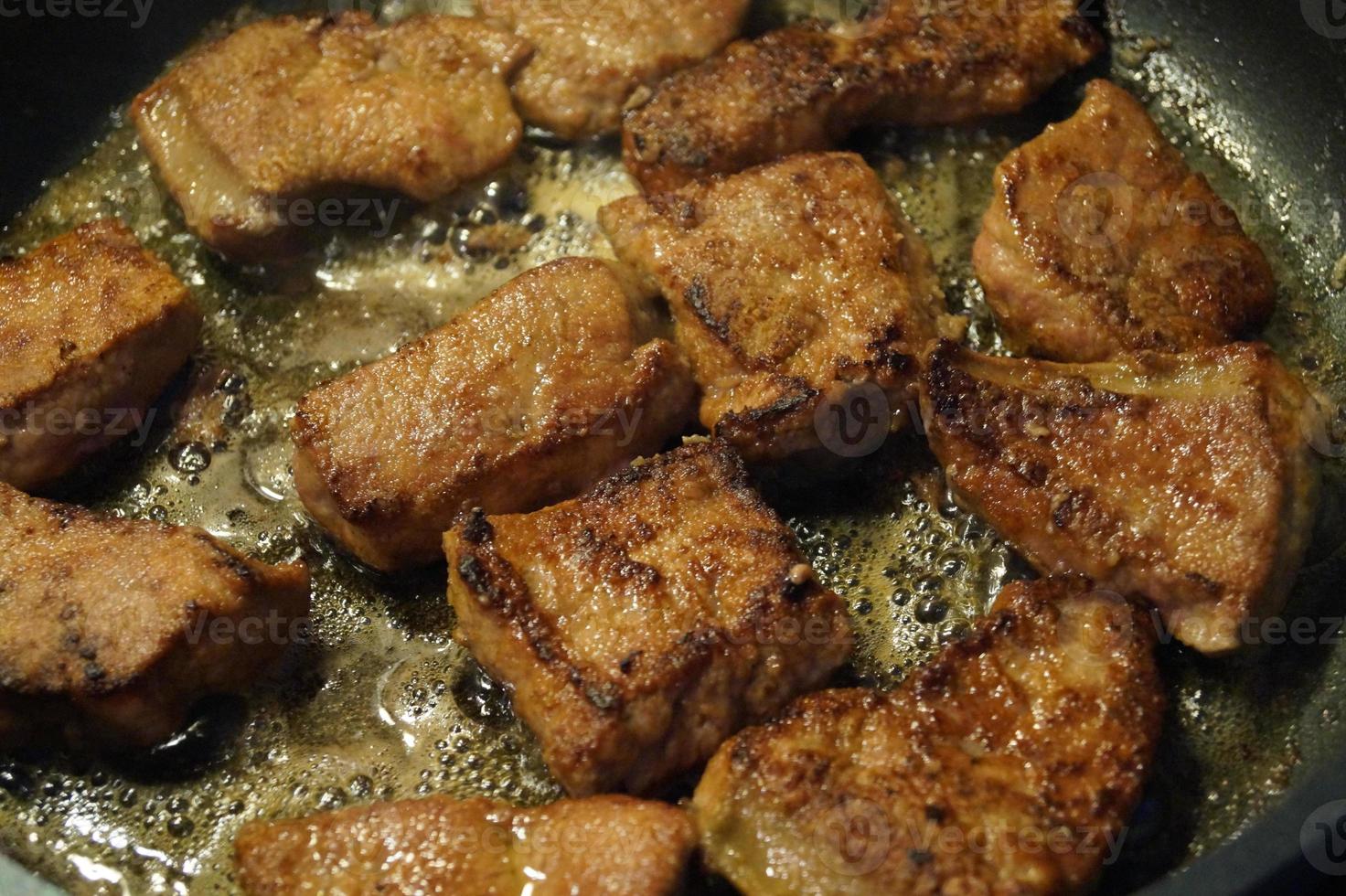 hígado de res fresco con cebollas asadas y puré de patatas foto