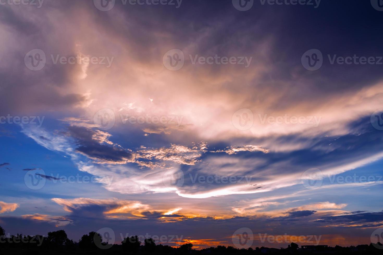 Resumen de cielo al atardecer para el fondo foto