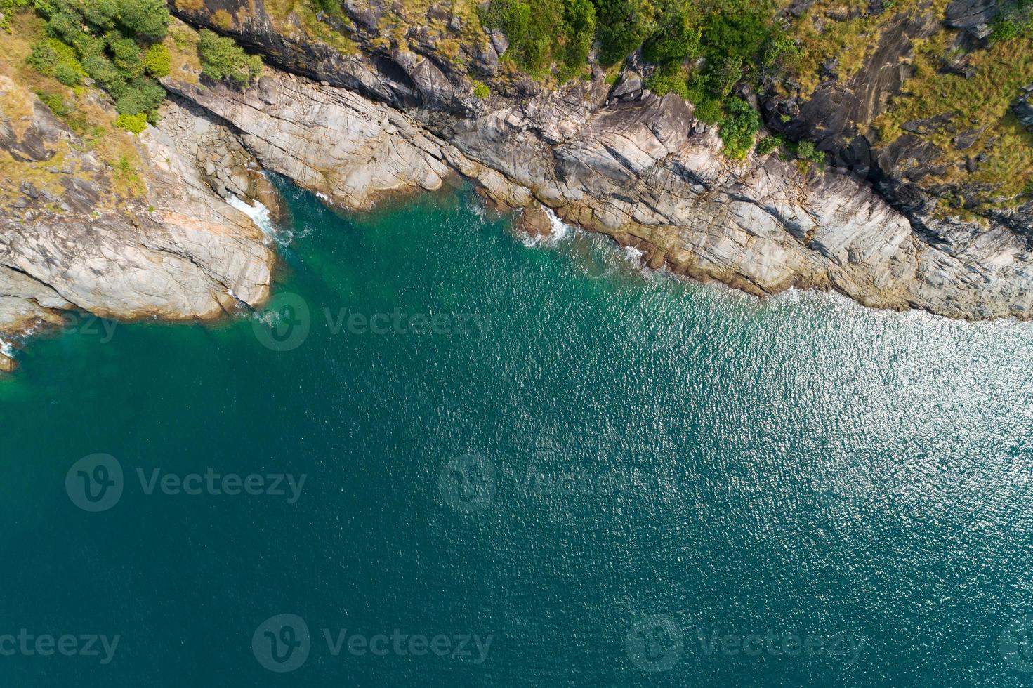 vista aérea de arriba hacia abajo de la orilla del mar foto