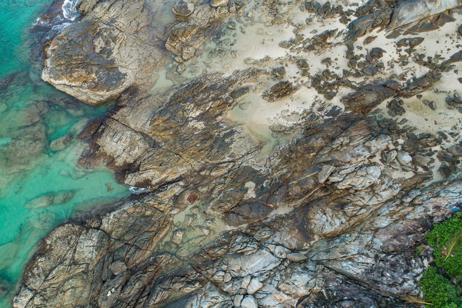 vista aérea de arriba hacia abajo de la orilla del mar foto