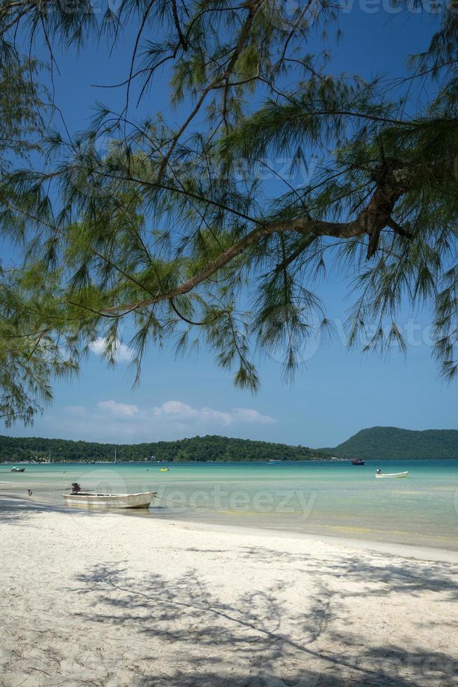 La playa de la bahía de Saracen en la isla de Koh Rong Samloen en Camboya foto