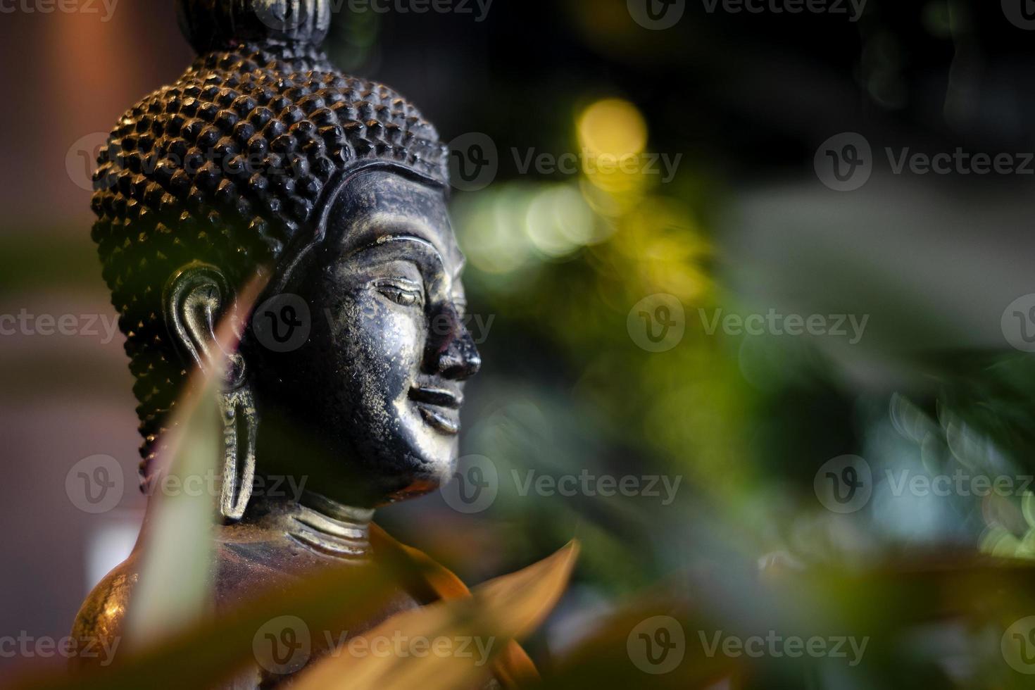 Estatua de Buda en el jardín interior en el bar tropical en Bangkok, Tailandia foto