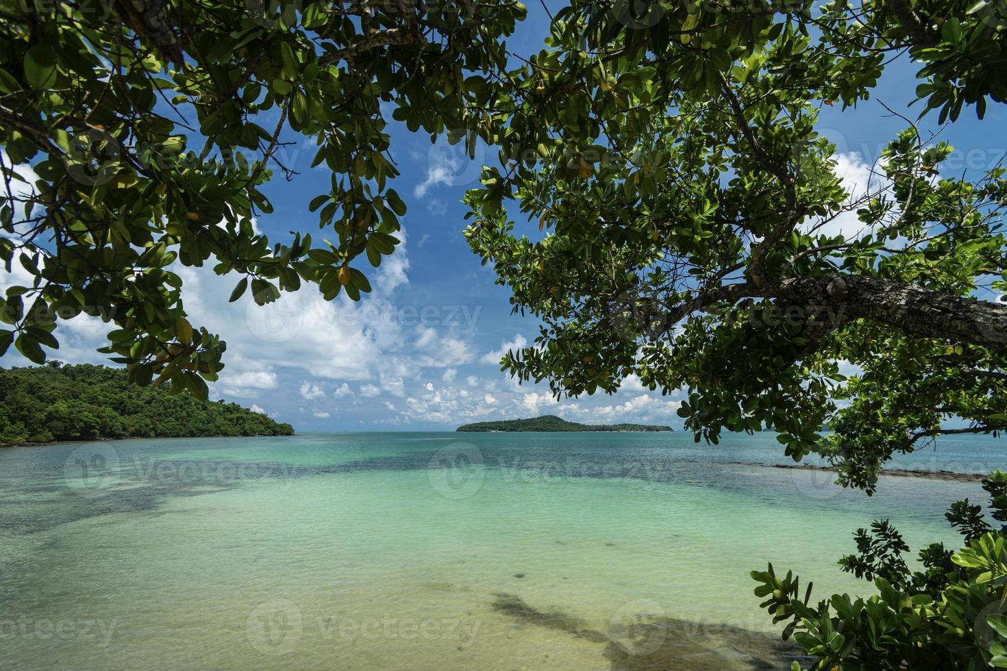 Vista de la playa en la costa sur de la isla de Koh Ta Kiev, cerca de Sihanoukville, Camboya foto