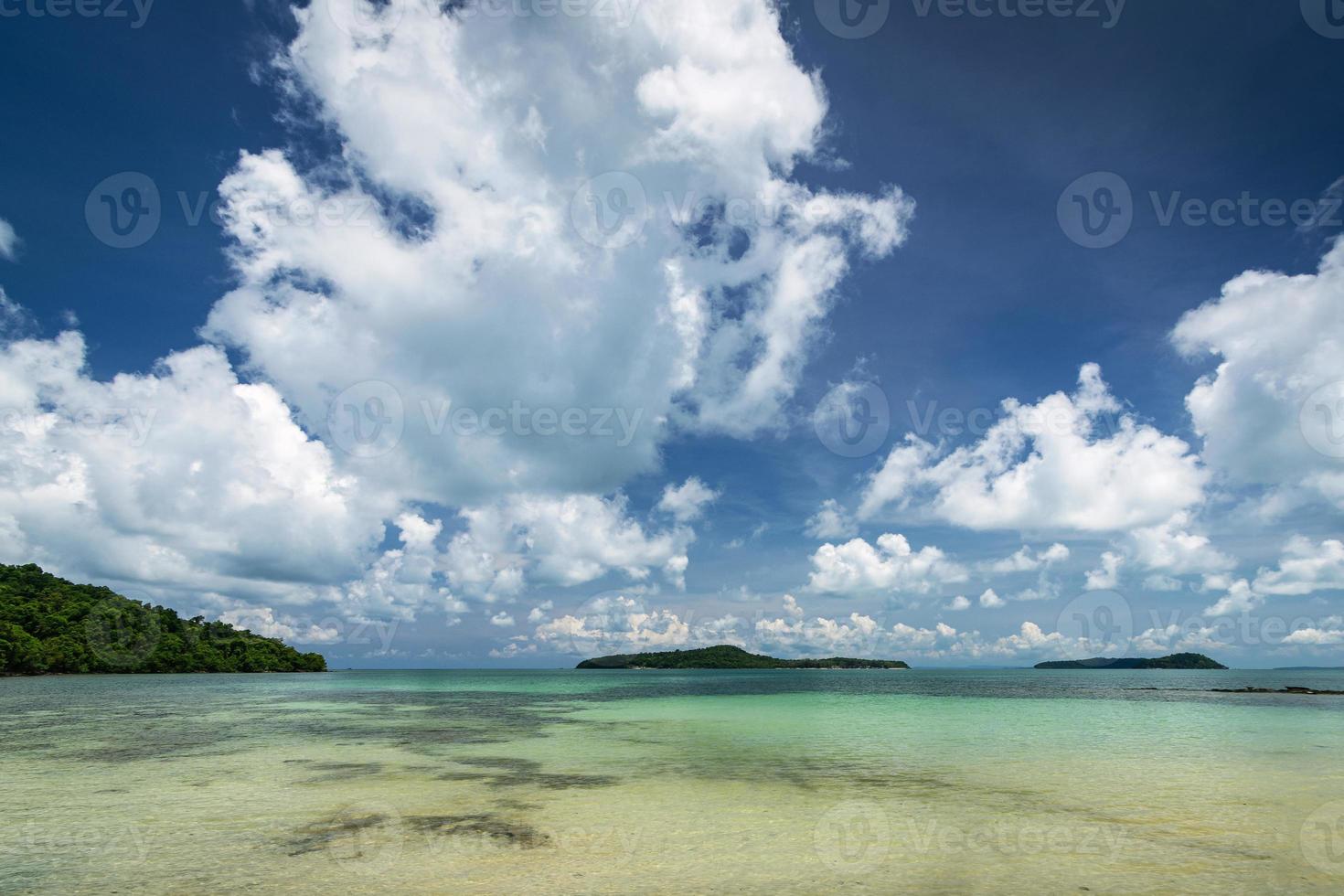 Vista de la playa en la costa sur de la isla de Koh Ta Kiev, cerca de Sihanoukville, Camboya foto