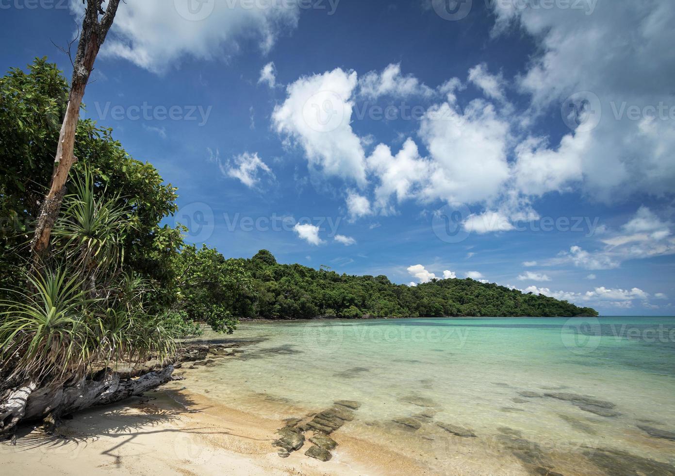 Vista de la playa en la costa sur de la isla de Koh Ta Kiev, cerca de Sihanoukville, Camboya foto