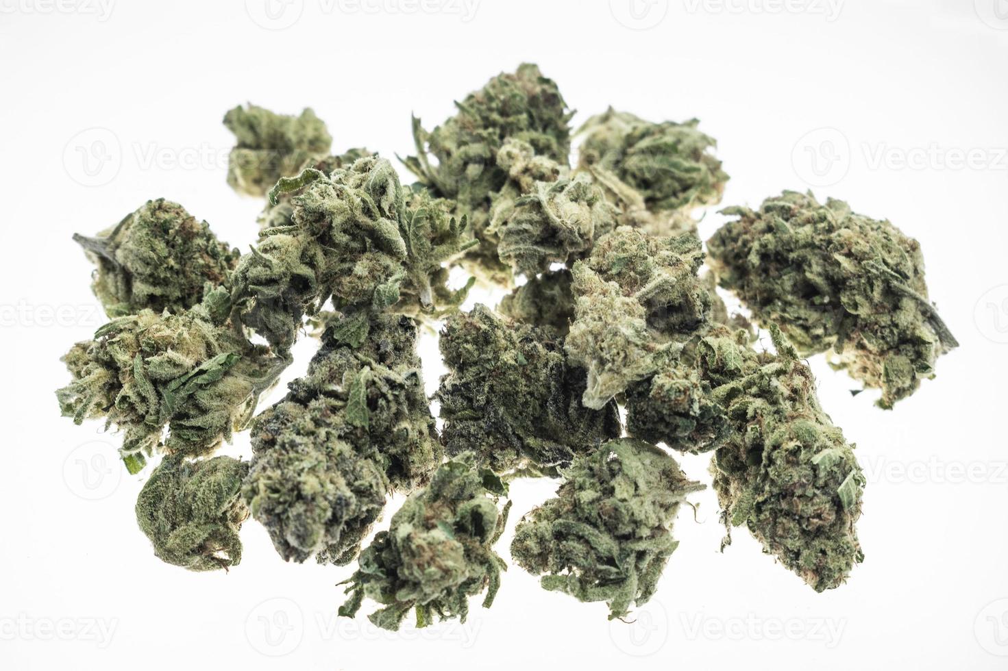 Cogollos de cannabis marihuana medicinal tailandés closeup sobre fondo blanco de estudio foto
