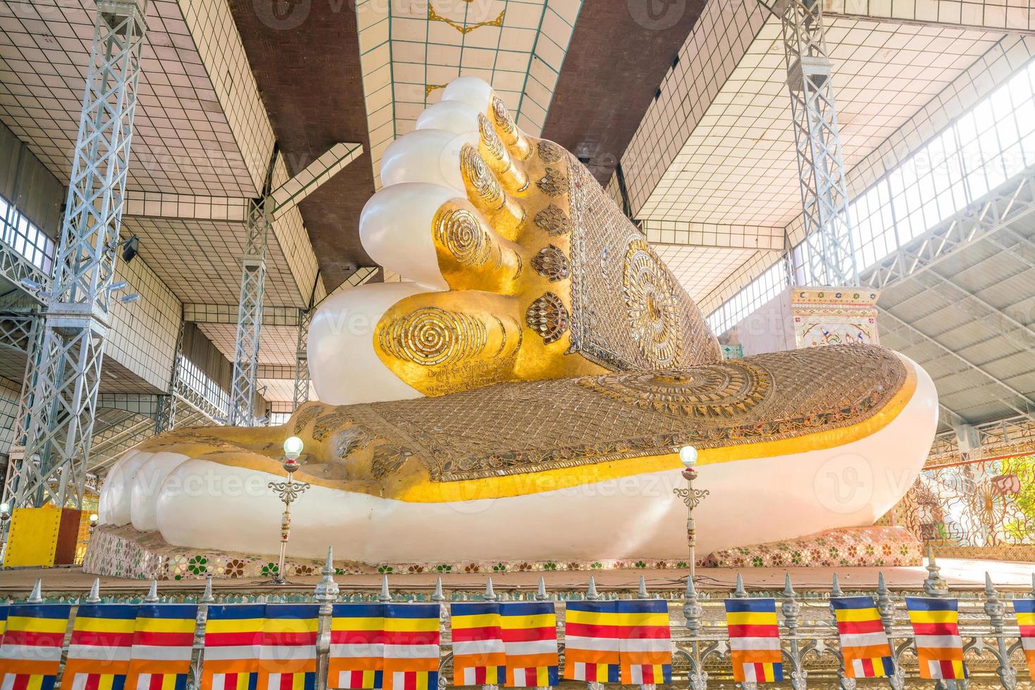 Buda reclinado shwethalyaung en Bago, Myanmar foto