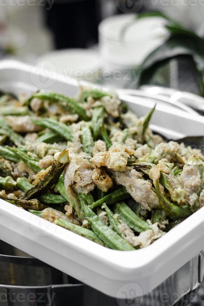 Mezcla de okra rebozada y tempura de verduras de coliflor en bandeja buffet de catering foto