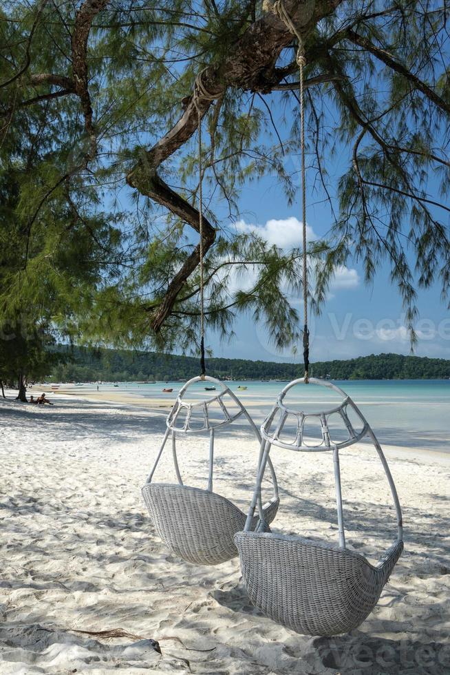 La playa de la bahía de Saracen en el paraíso tropical de la isla de Koh Rong Samloen cerca de Siahnaoukville en Camboya foto