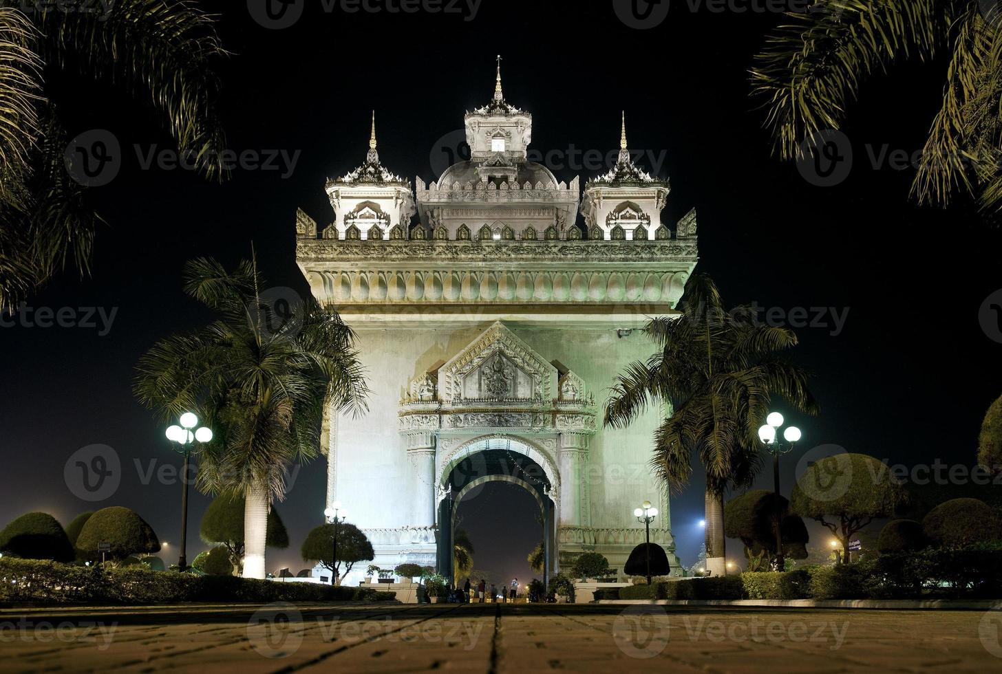 Arco de patuxai monumento a la independencia histórico en la ciudad de Vientiane Laos en la noche foto