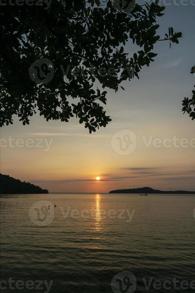 Vista desde la isla de Koh Ta Kiev hacia Koh Russei cerca de Sihanoukville en Camboya al atardecer foto