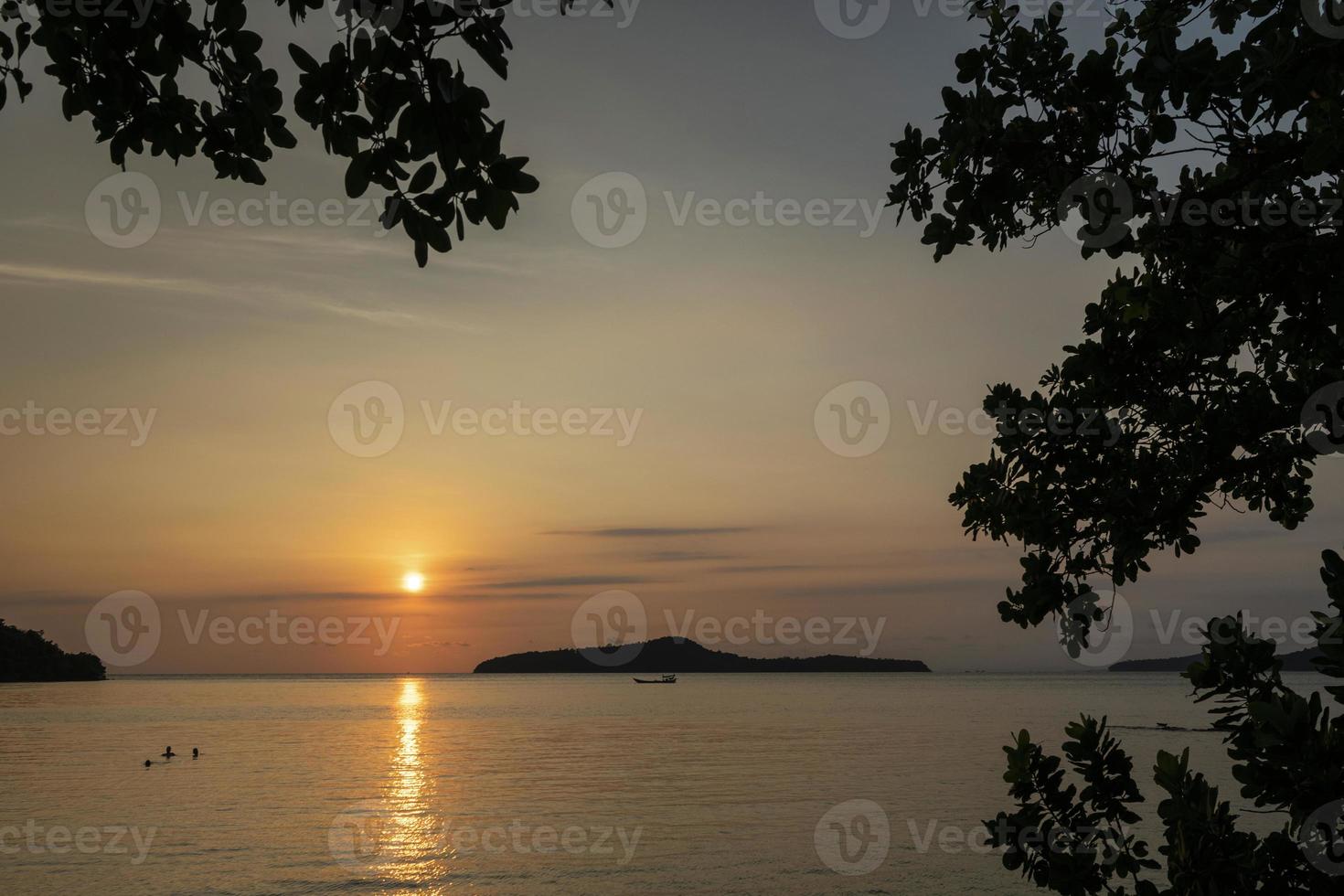 Vista desde la isla de Koh Ta Kiev hacia Koh Russei cerca de Sihanoukville en Camboya al atardecer foto