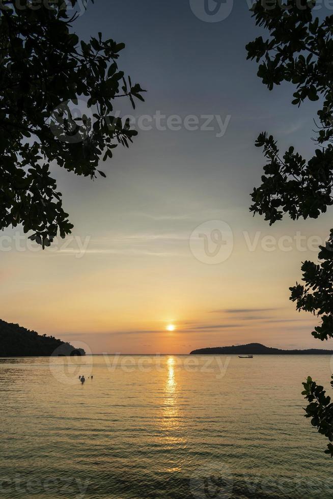 Vista desde la isla de Koh Ta Kiev hacia Koh Russei cerca de Sihanoukville en Camboya al atardecer foto