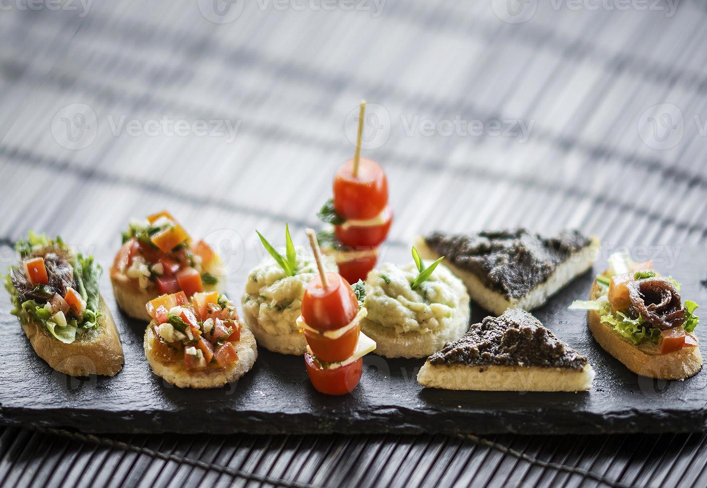 Plato de bocadillos mixtos de tapas creativas gourmet españolas en la mesa foto