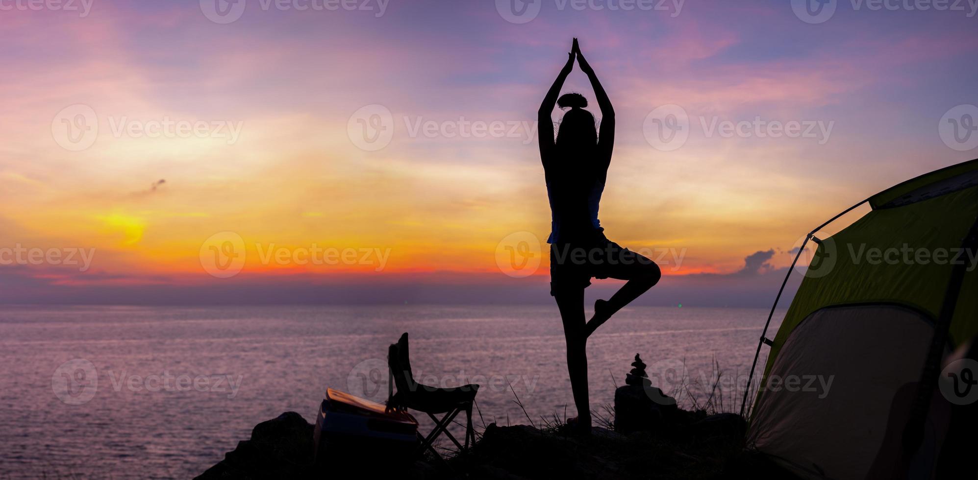 mujer joven, practicar, yoga, en la naturaleza foto