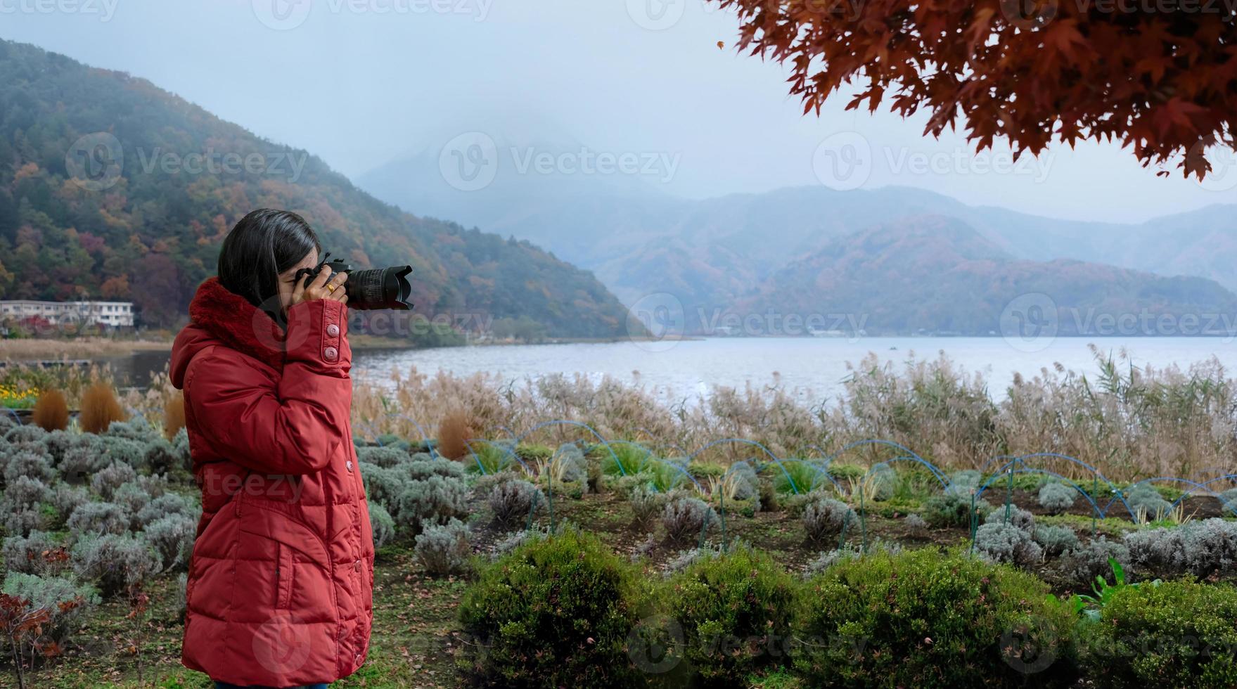 fotógrafo profesional de la naturaleza tomando fotos