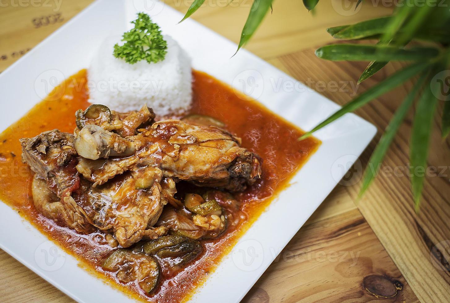 Estilo vasco picante 3 cazuela de pollo y verduras guiso comida sobre mesa de madera foto