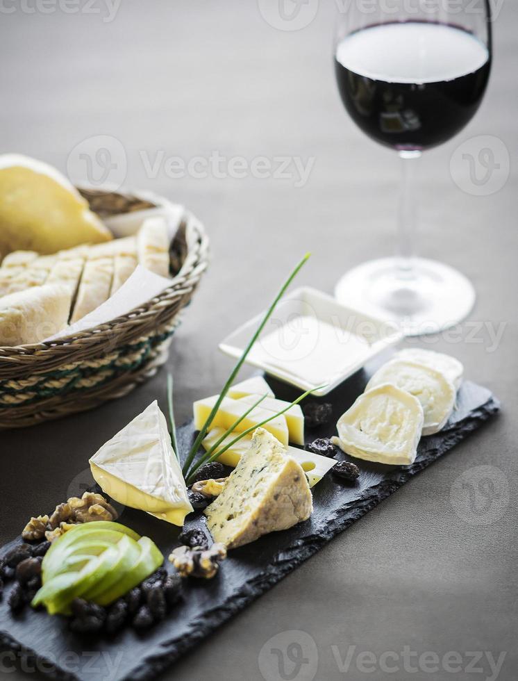 Plato de aperitivos de tapas de vino y pan de queso en la mesa del restaurante foto