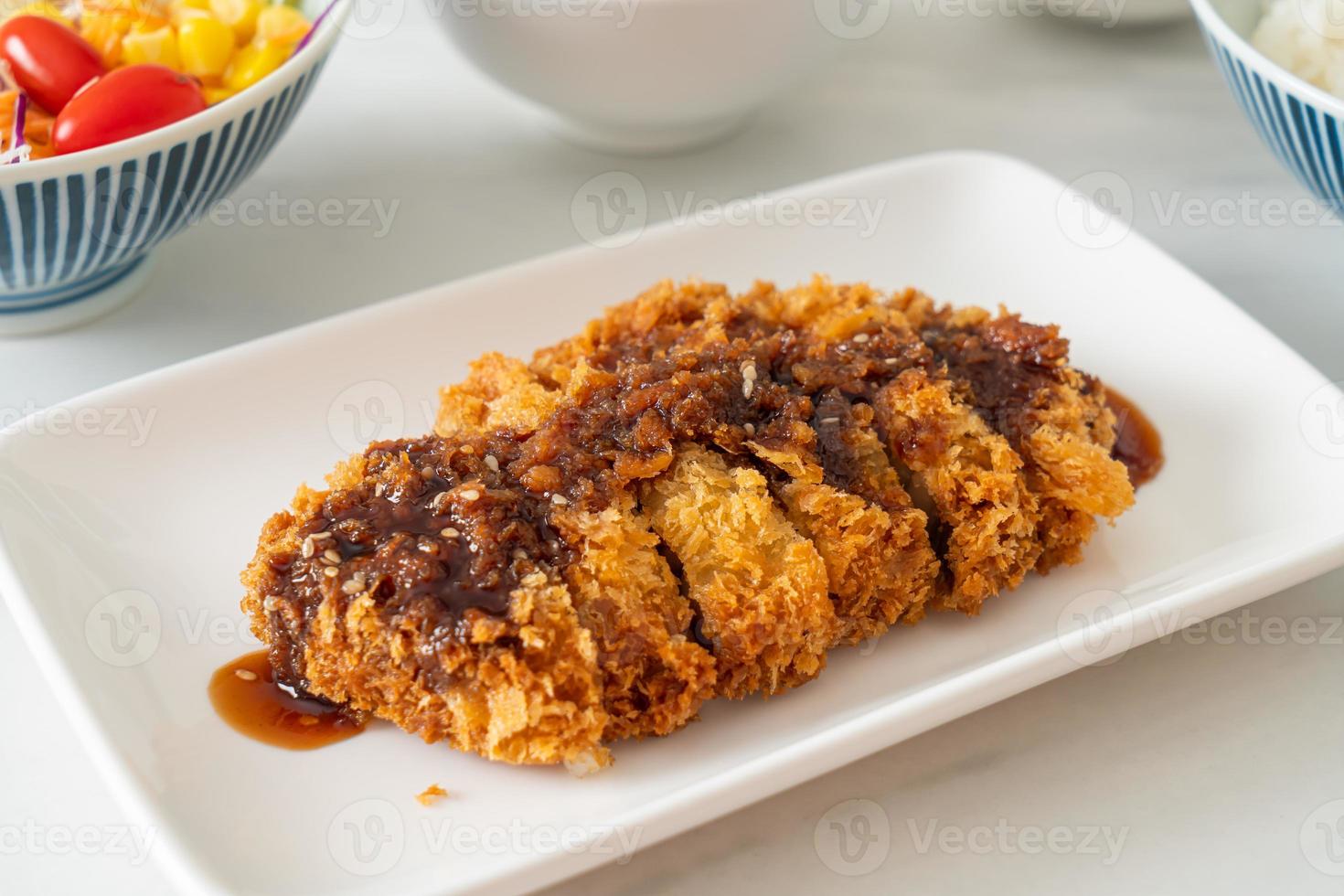 tonkatsu - chuleta de cerdo japonesa frita con arroz foto