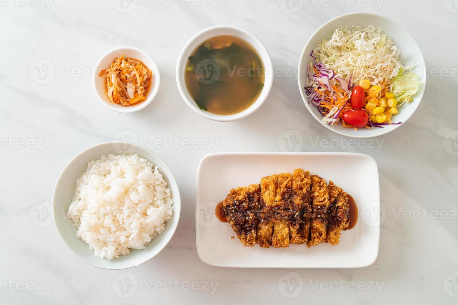 tonkatsu - chuleta de cerdo japonesa frita con arroz foto