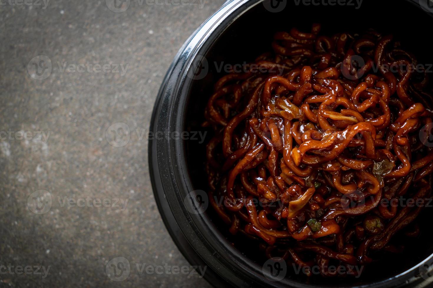 espaguetis negros coreanos o fideos instantáneos con salsa chajung asada foto