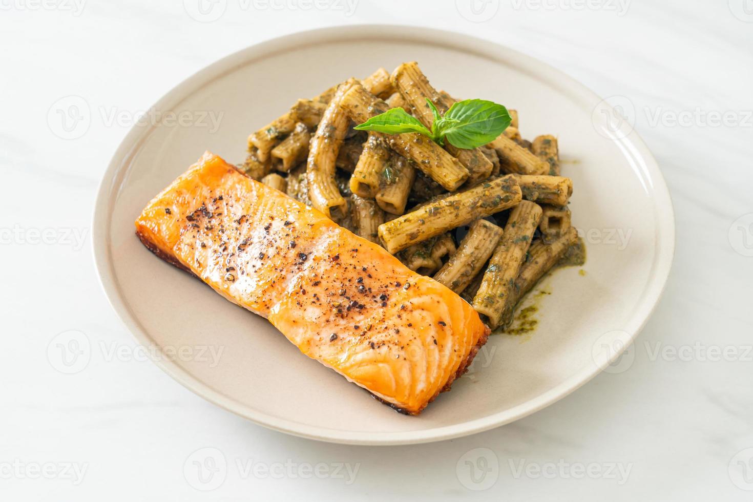 pasta al pesto quadrotto penne con filete de salmón a la parrilla foto