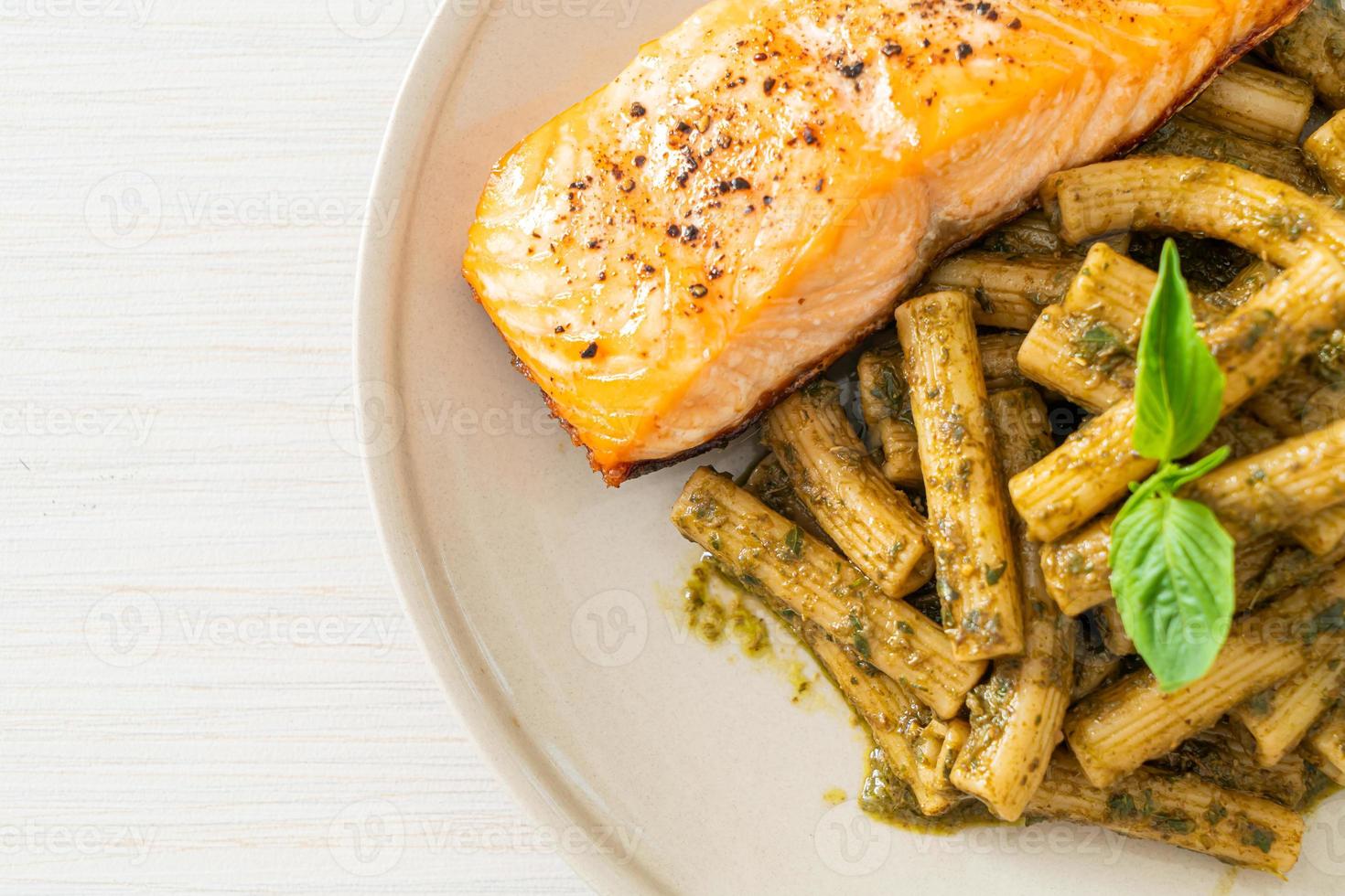 pasta al pesto quadrotto penne con filete de salmón a la parrilla foto