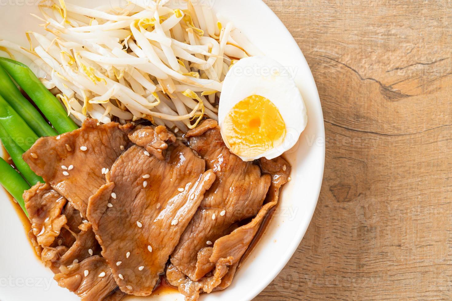 salteado de cerdo teriyaki con semillas de sésamo, brotes de frijol mungo, huevo cocido y juego de arroz - estilo de comida japonesa foto