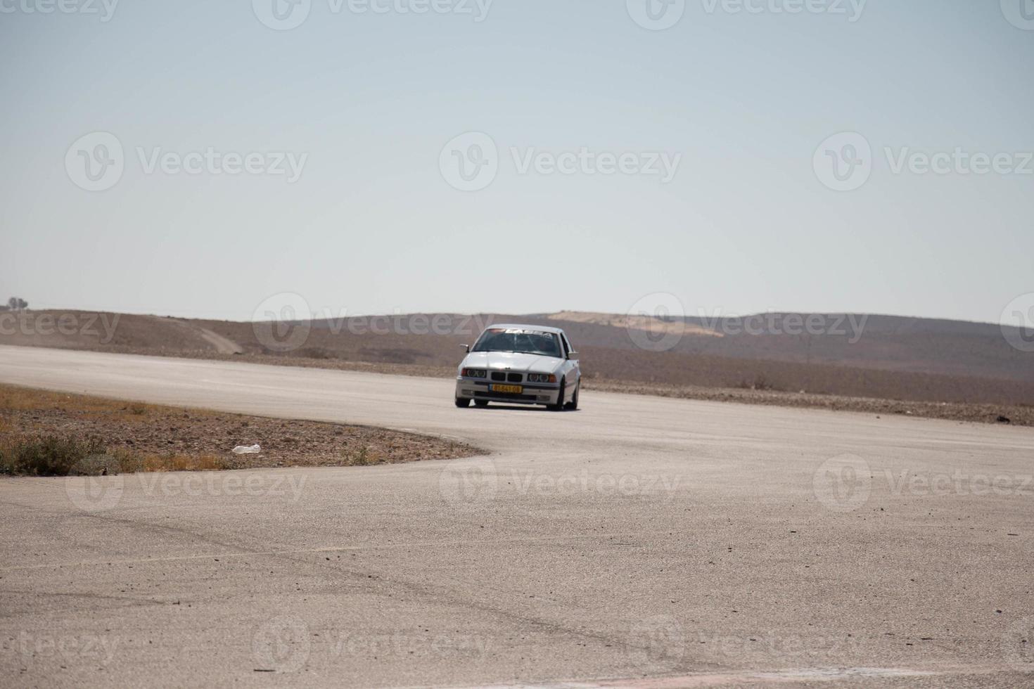 coches en la pista de carreras y en las carreteras del desierto foto