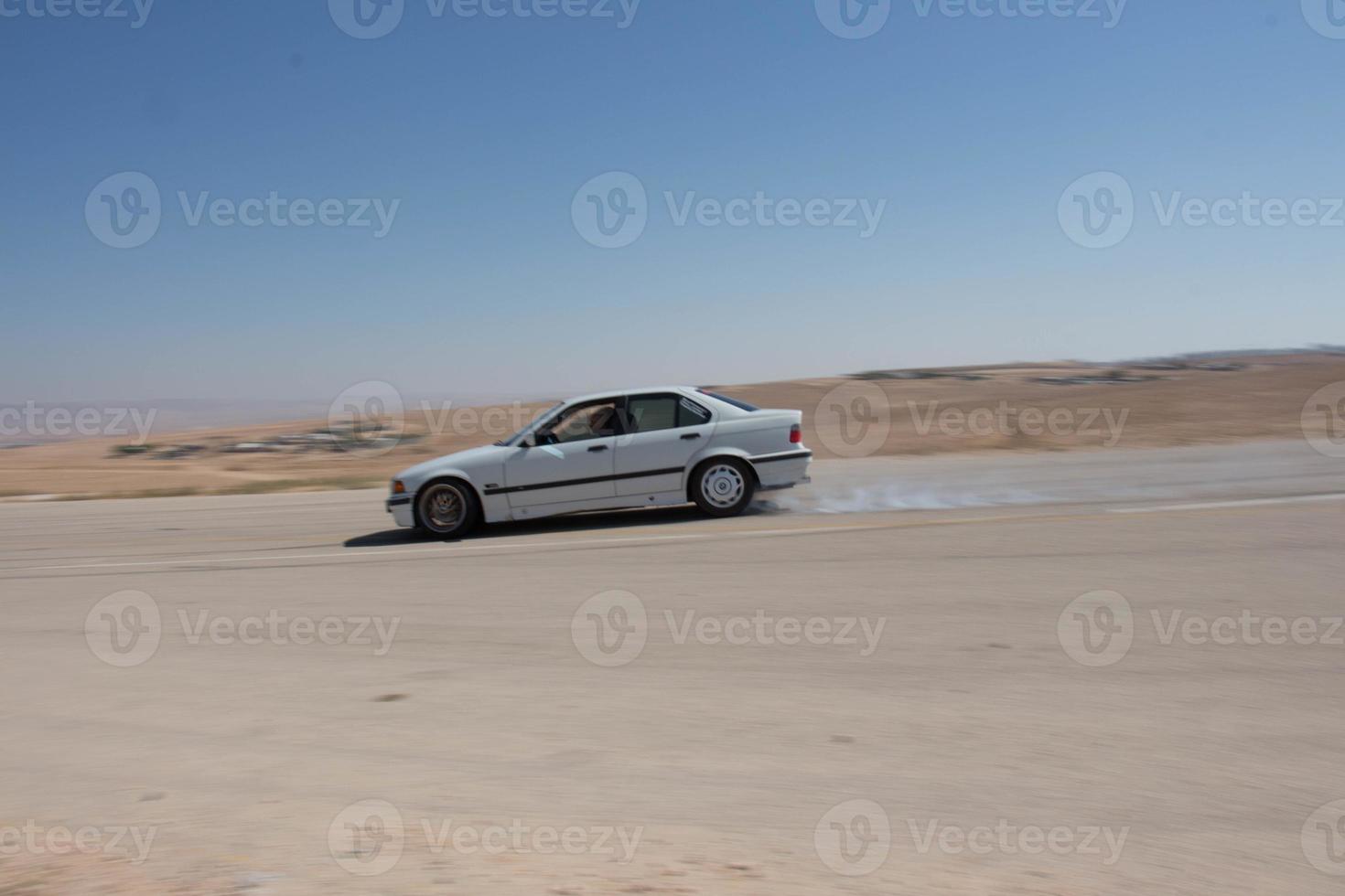 coches en la pista de carreras y en las carreteras del desierto foto