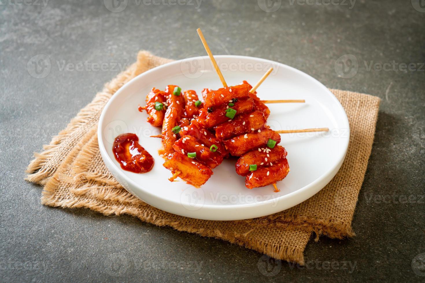 pastel de arroz coreano frito - tteokbokki - ensartado con salsa picante - estilo de comida coreana foto