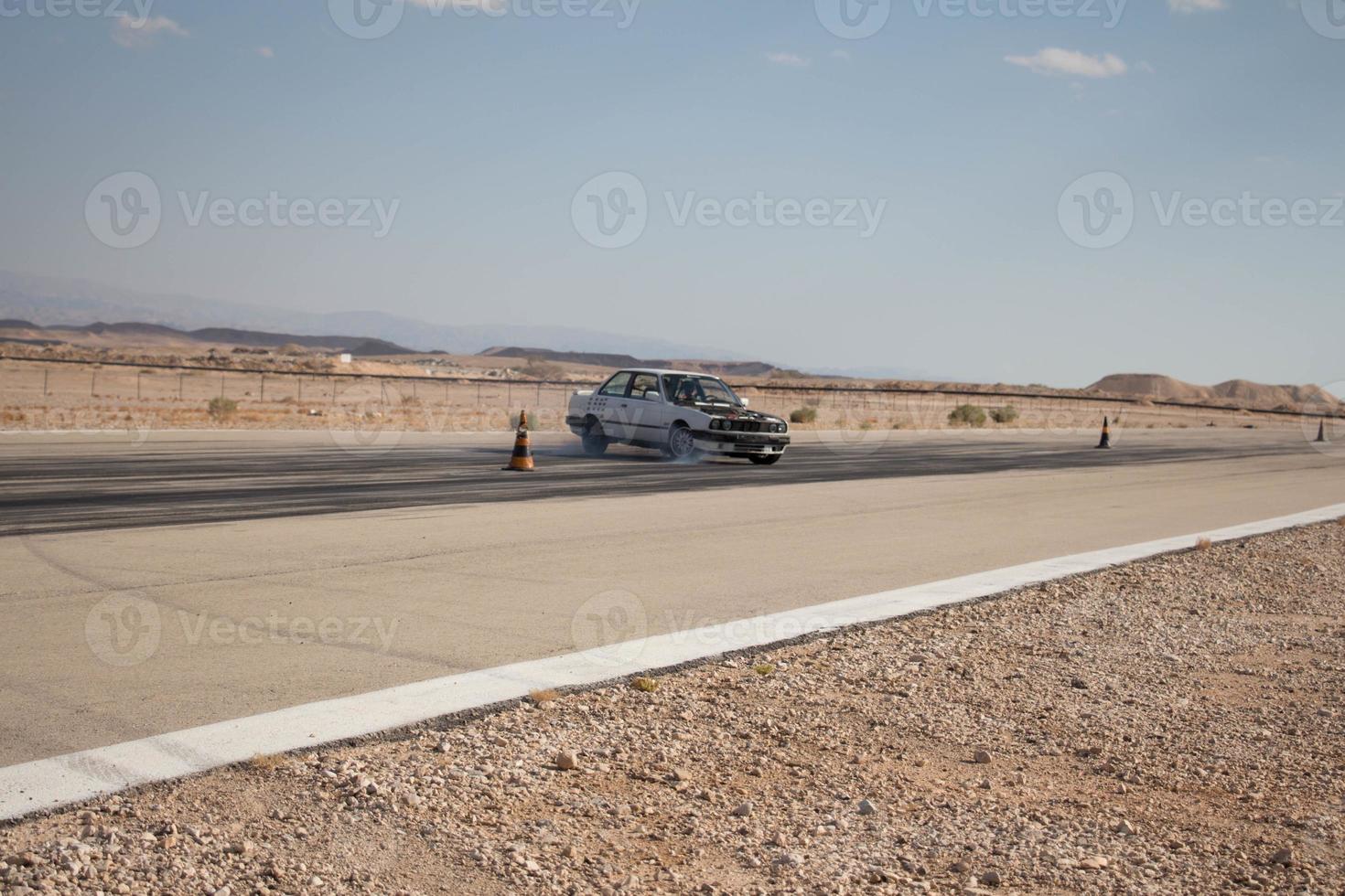 coches en la pista de carreras y en las carreteras del desierto foto