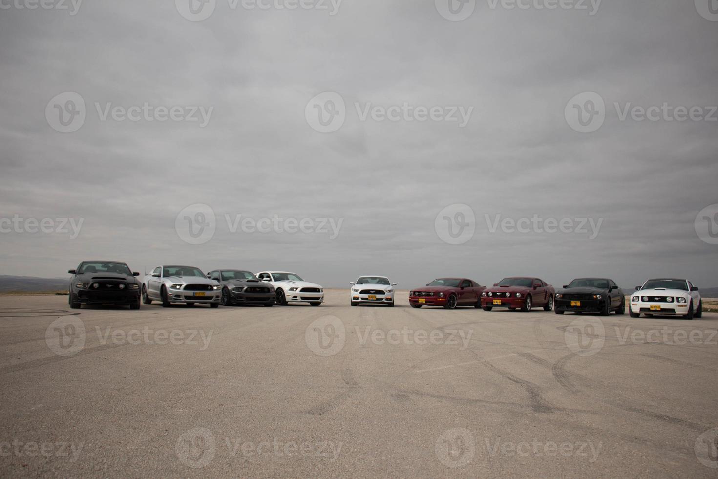 coches en la pista de carreras y en las carreteras del desierto foto