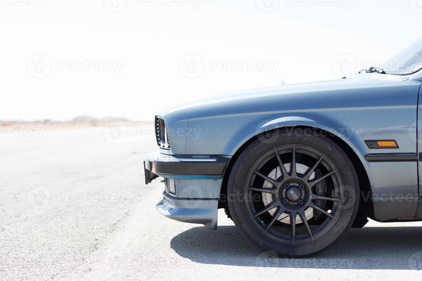 coches en la pista de carreras y en las carreteras del desierto foto