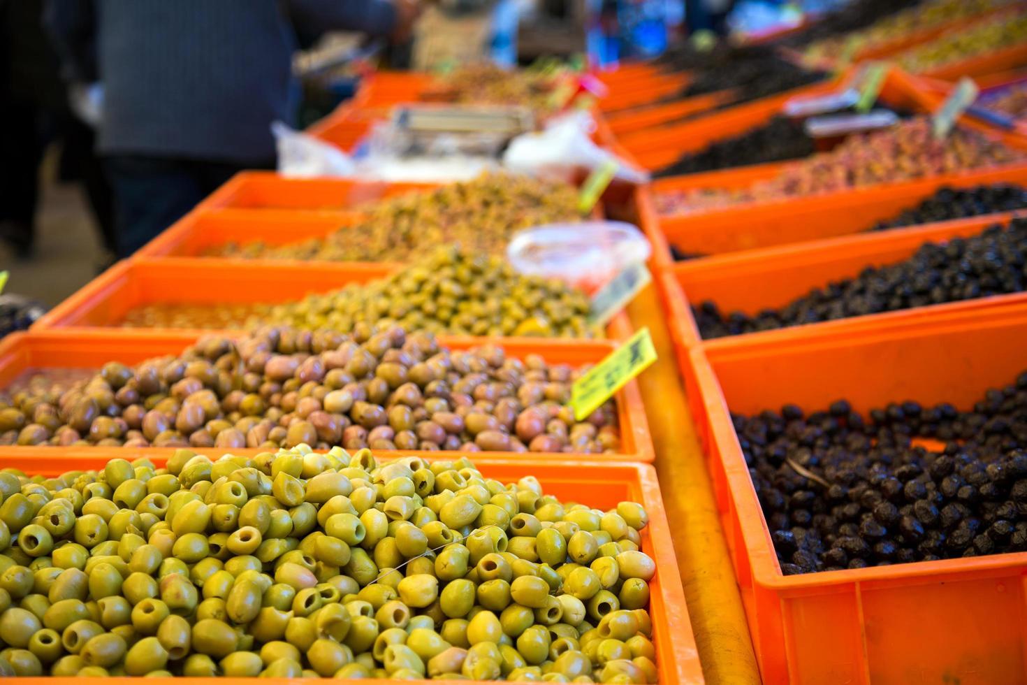 Venta de aceitunas vegetales orgánicos saludables en el bazar foto