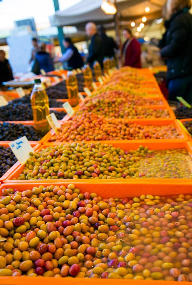 Venta de aceitunas vegetales orgánicos saludables en el bazar foto