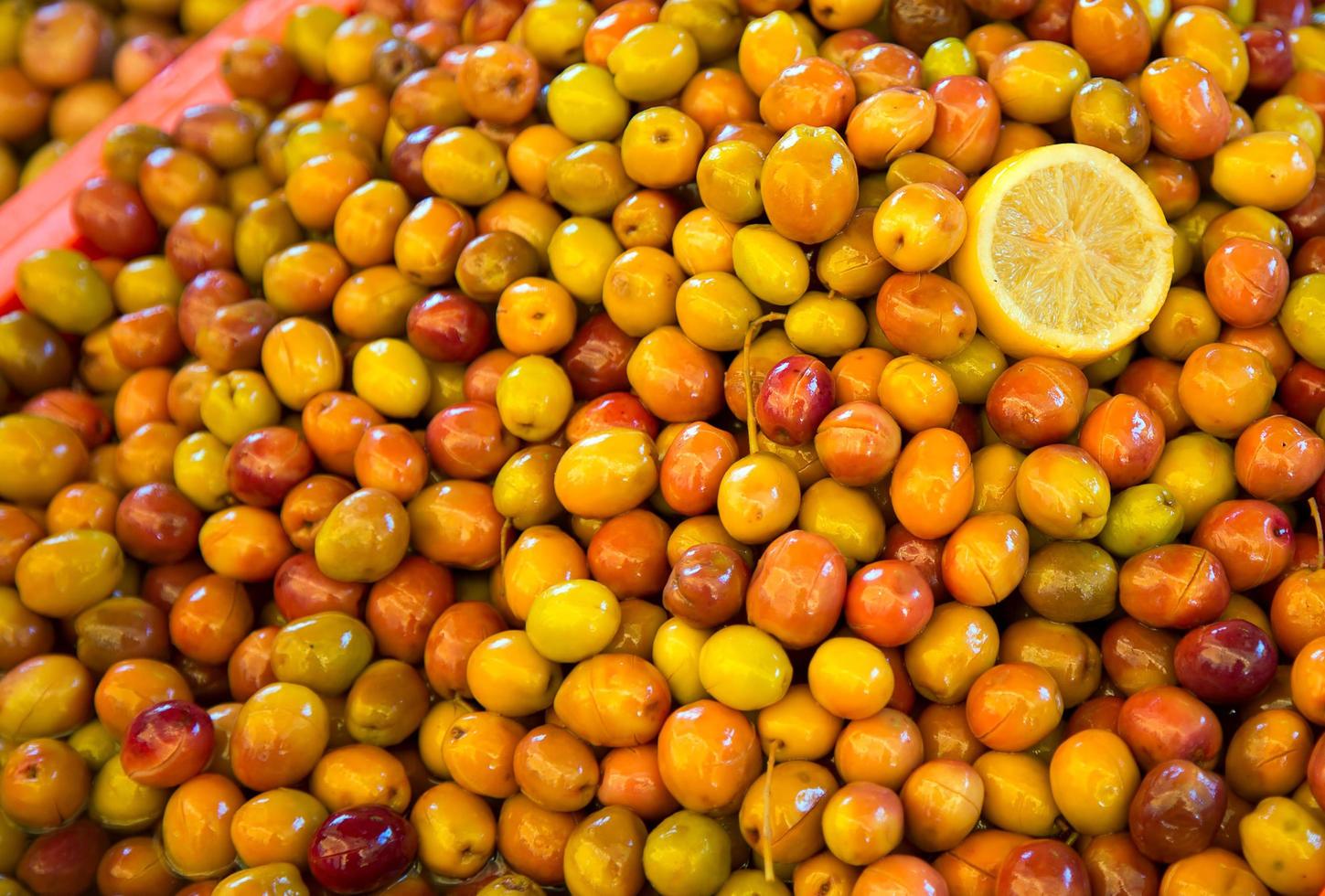 Venta de aceitunas vegetales orgánicos saludables en el bazar foto