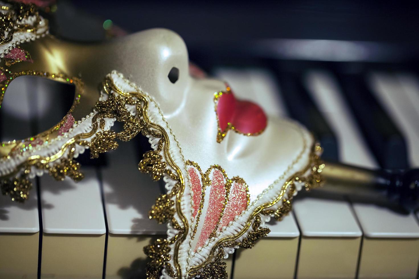 Carnaval de Venecia teatro máscara y teclas de piano. foto