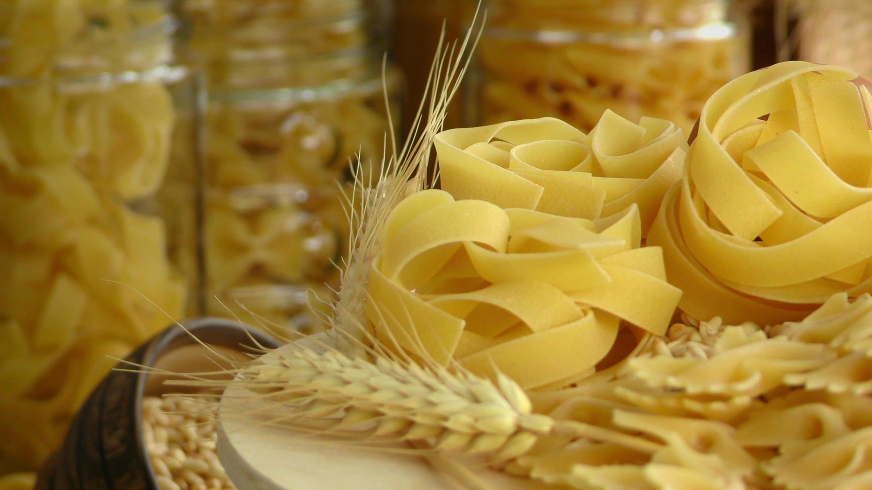 pasta de macarrones italianos sin cocer foto