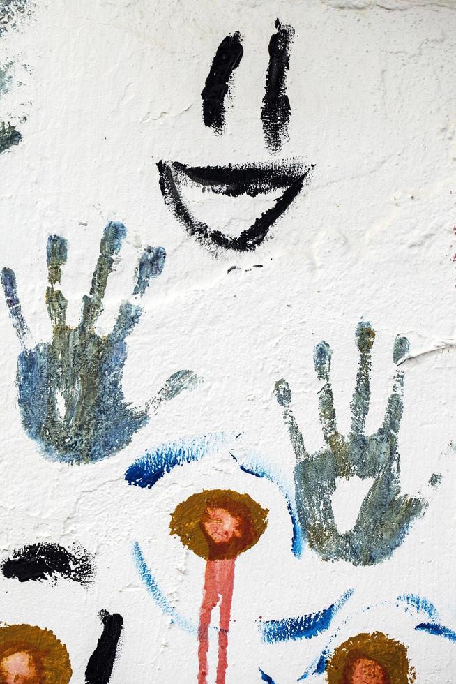 Graffiti grunge forma de símbolo de la mano en la pared de piedra foto