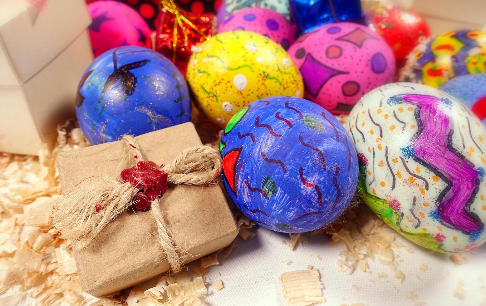 coloridos huevos de pascua pascual y caja de regalo foto