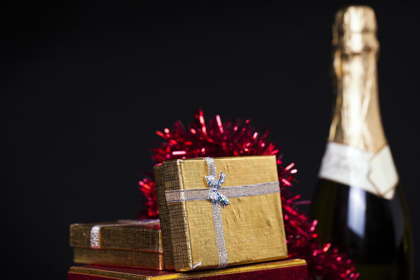 concepto de caja de regalo de champán del día de san valentín de cumpleaños de navidad foto