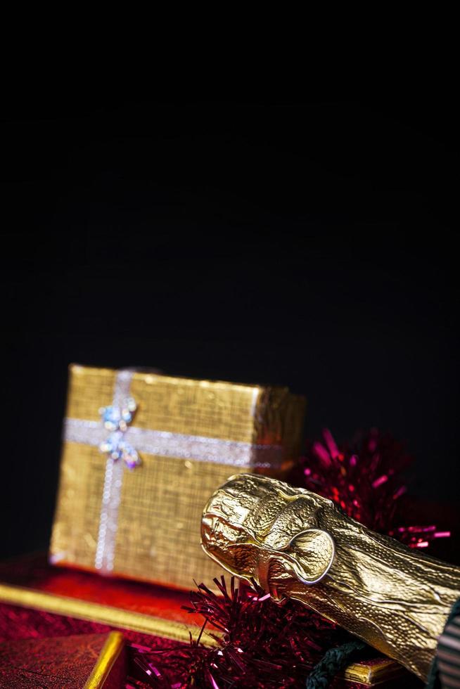 concepto de caja de regalo de champán del día de san valentín de cumpleaños de navidad foto