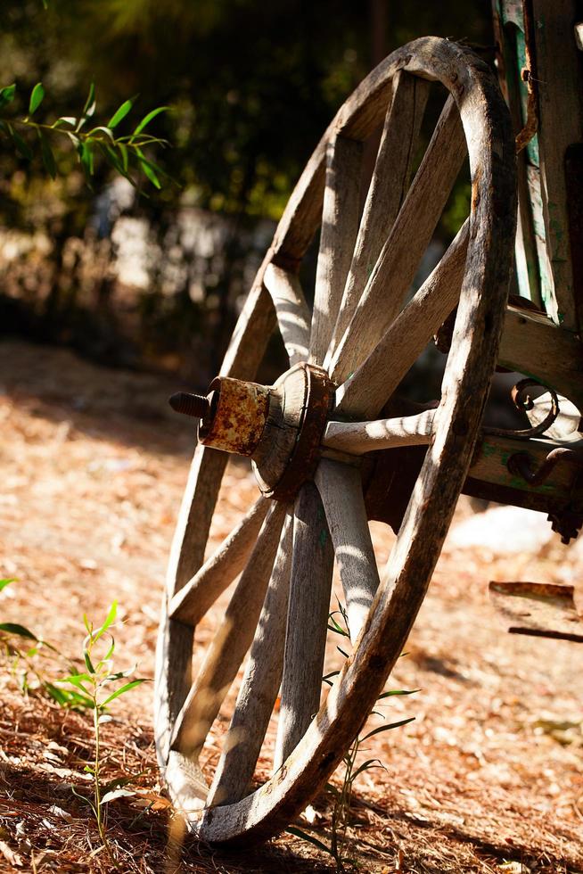 Carro de caballos de madera antiguas ruedas de carro foto