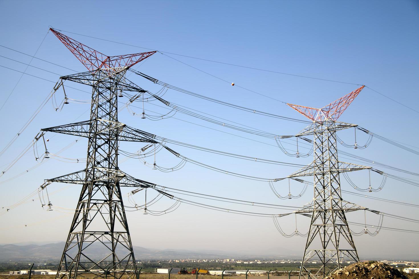 postes eléctricos de energía industrial de alto voltaje foto