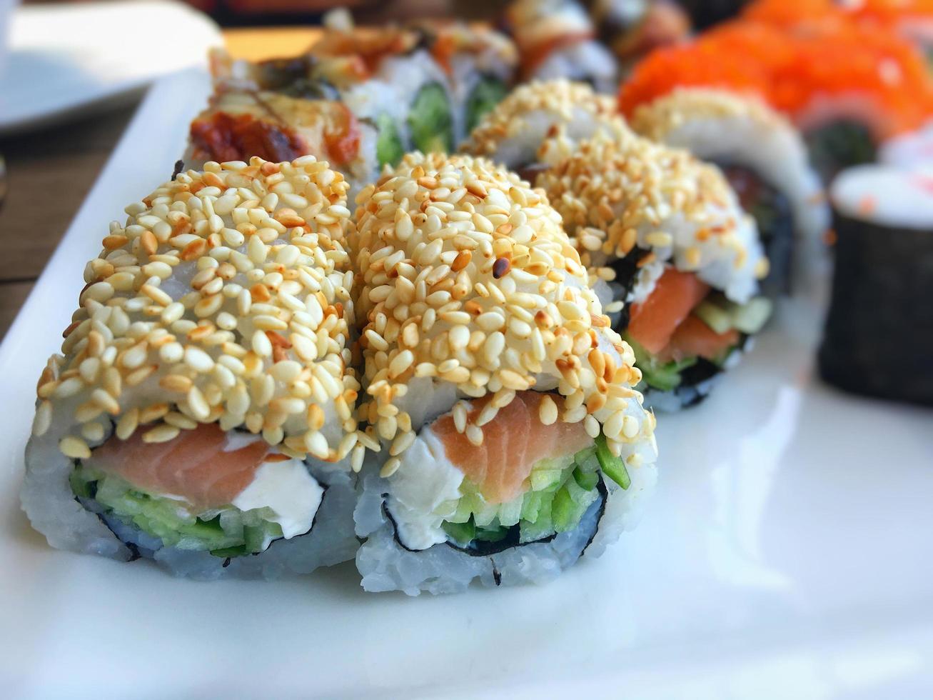 sushi de mariscos tradicional de japón foto