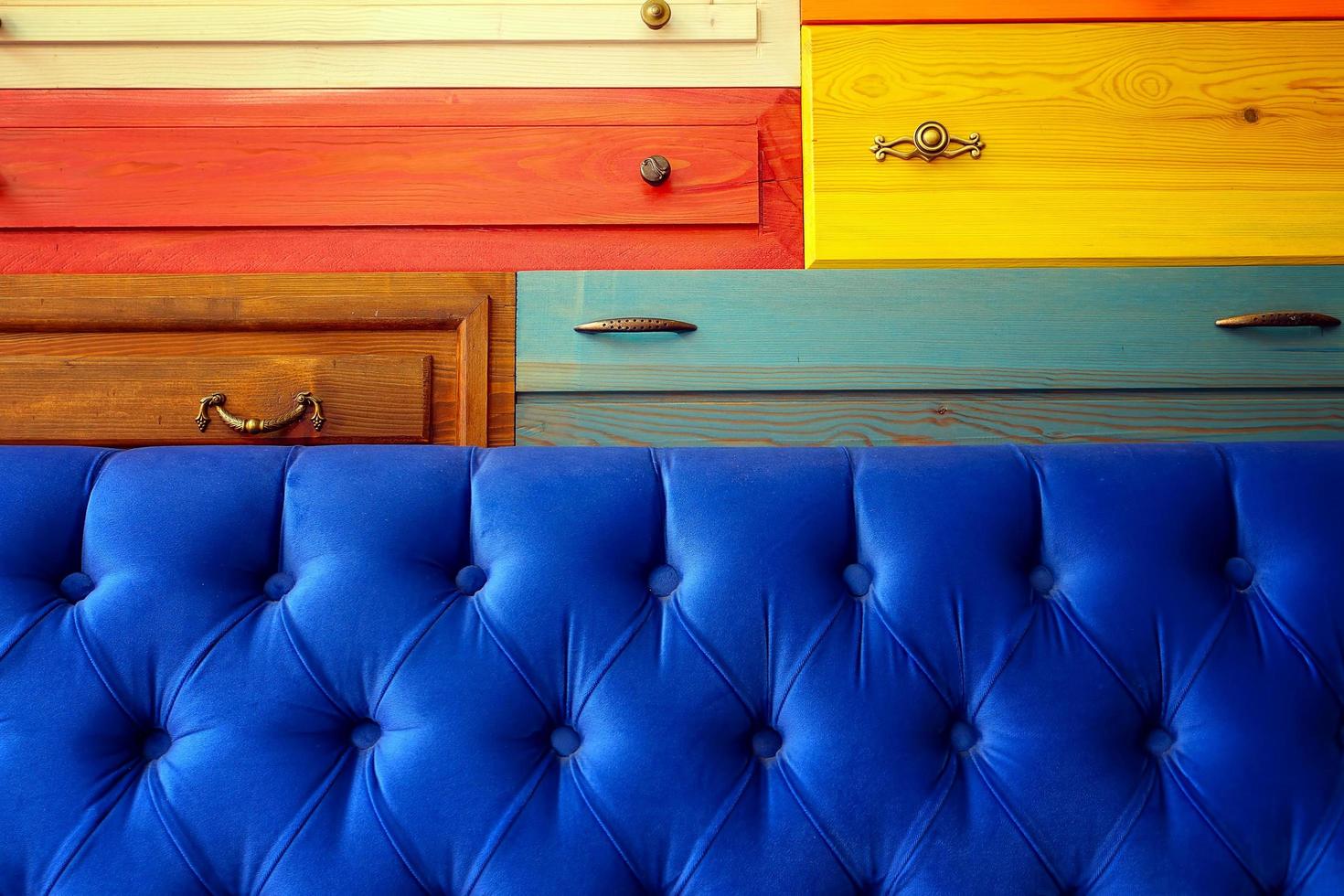 cajón de madera de colores y asiento azul foto